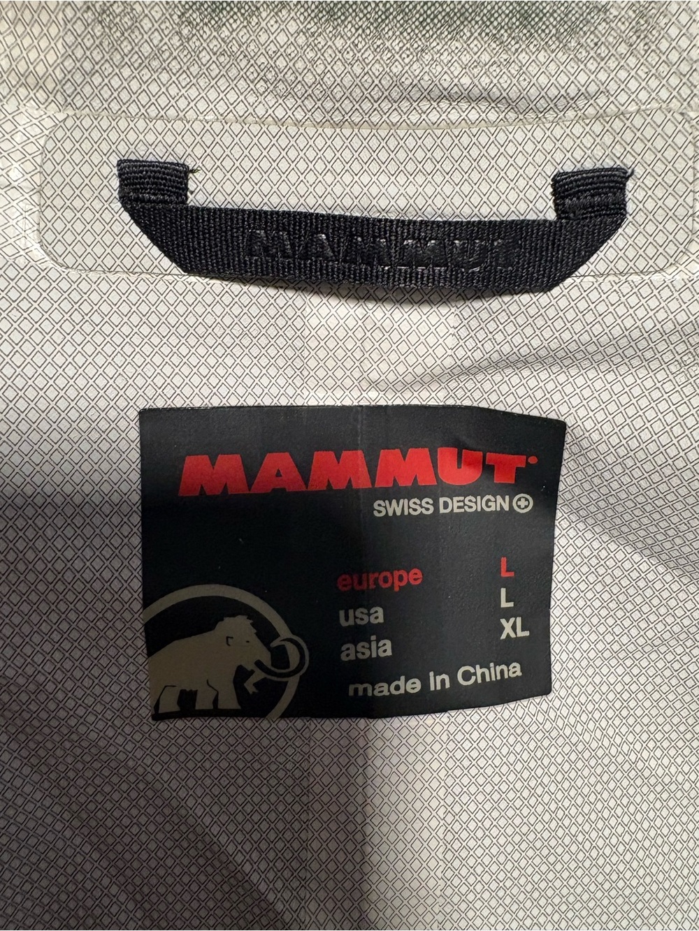 Mammut Men’s Green Hooded Waterproof Rain Jacket with Gray Accents - Picture 4 of 5